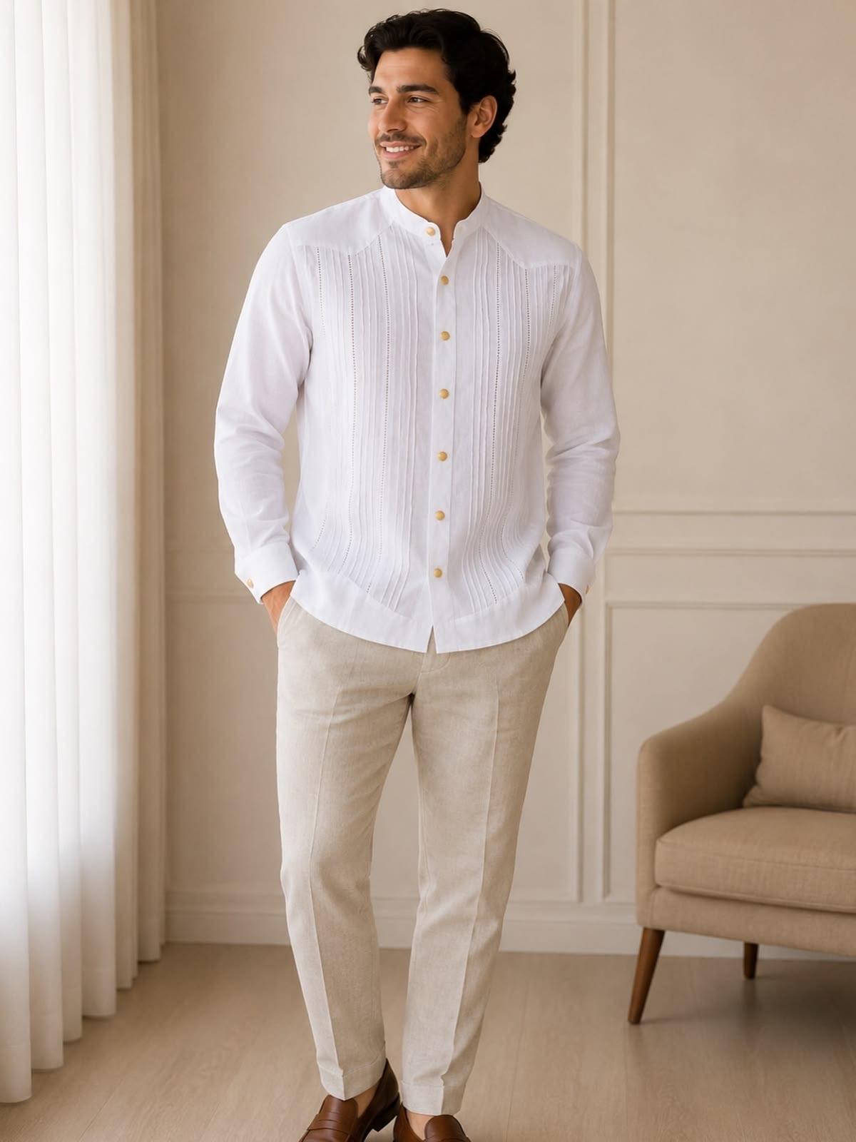 Inspiración de guayabera blanca con pantalón claro para hombres